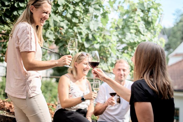 Eine Weinprobe ist eine der kulinarischen Gruppenangebote der KTG Karlsruhe Tourismus GmbH 